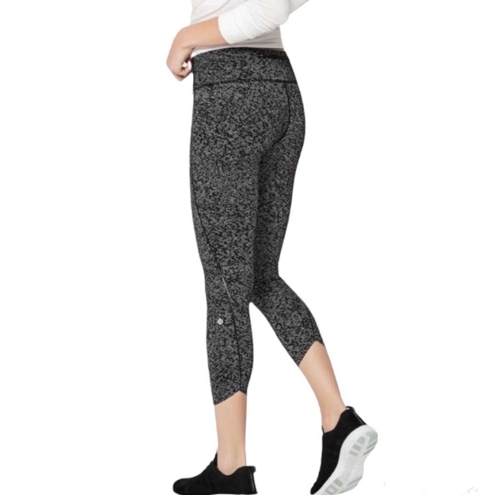 Lululemon Quick Pace Tight Leggings size 6 Soundwave White Dots/Black crop Rare